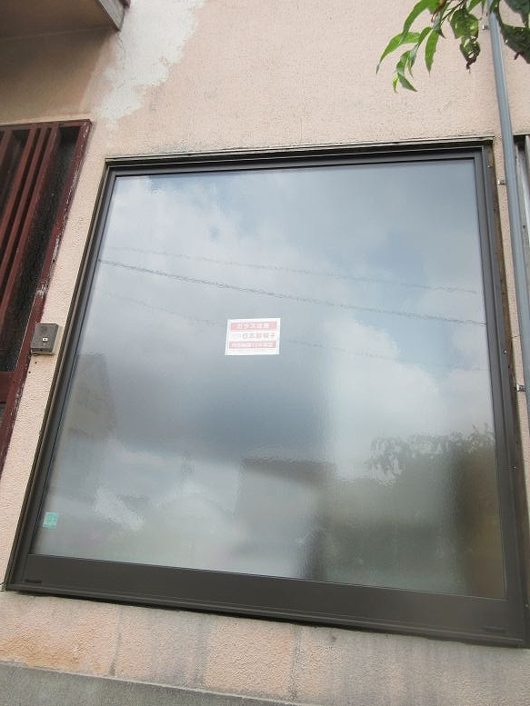 ナガオカ産業の【柏市】崩れ落ちそうなガラスブロックを防犯合わせガラスのFIX窓に交換しました。(LIXIL窓工事)の施工後の写真1