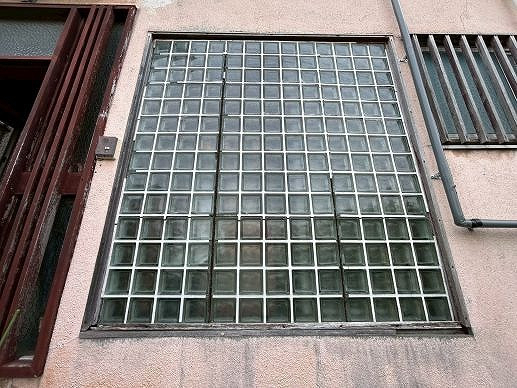 ナガオカ産業の【柏市】崩れ落ちそうなガラスブロックを防犯合わせガラスのFIX窓に交換しました。(LIXIL窓工事)の施工前の写真1