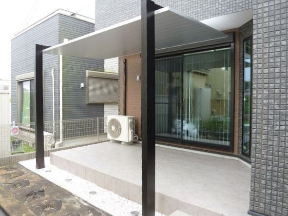 ナガオカ産業の【柏市】シンプルで美しいテラス屋根で、デッキの使い勝手が向上しました。（LIXILテラスSC)の施工後の写真1