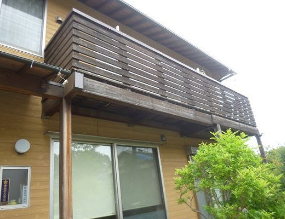 ナガオカ産業の【柏市】木製バルコニーをアルミ製に交換、安全と耐久性を大幅アップしました（LIXILビューステージ）の施工前の写真2