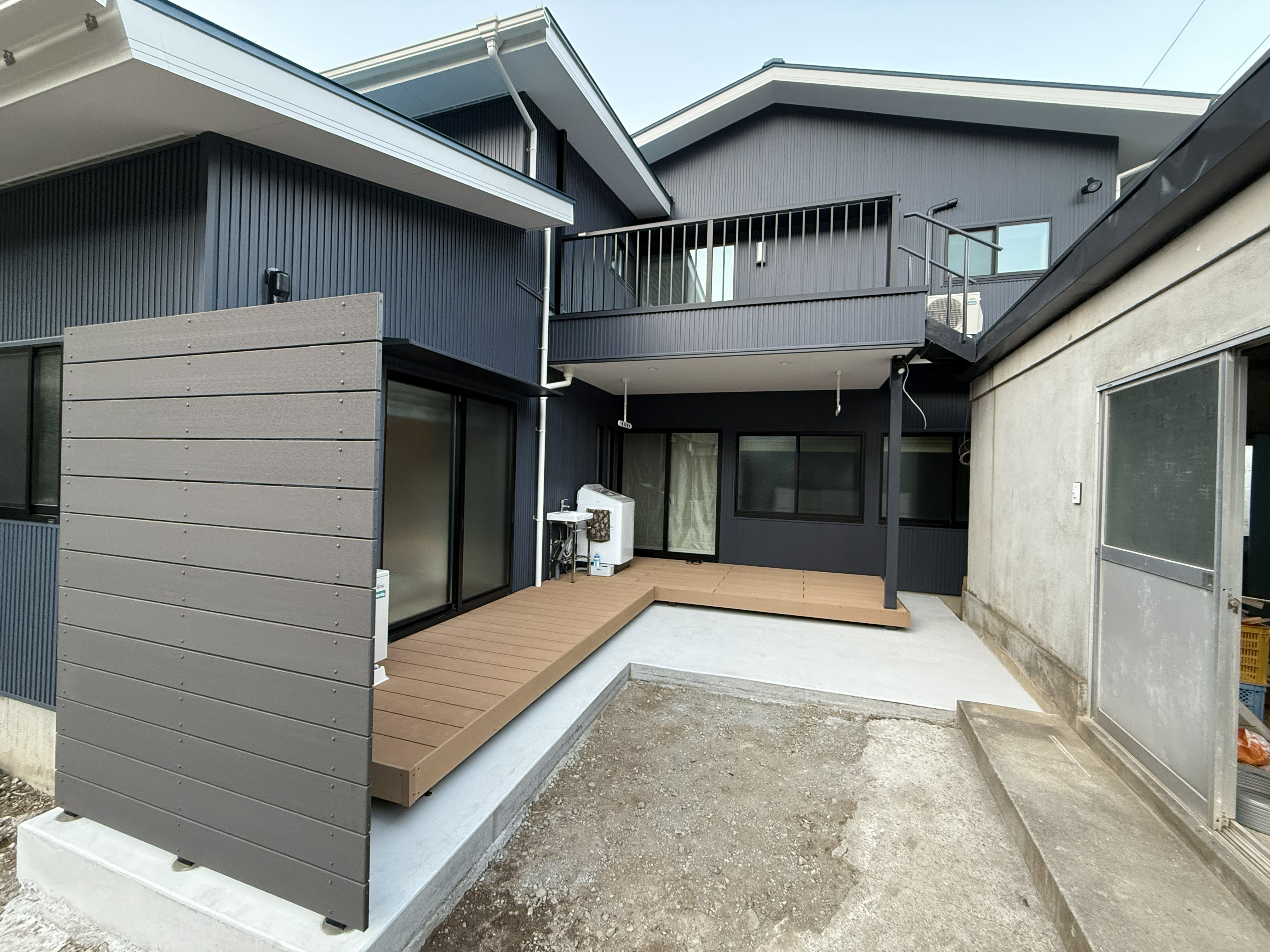 「ウッドデッキ×目隠しフェンスで叶える、プライベート溢れる憩いのお庭 大山硝子のブログ 写真1