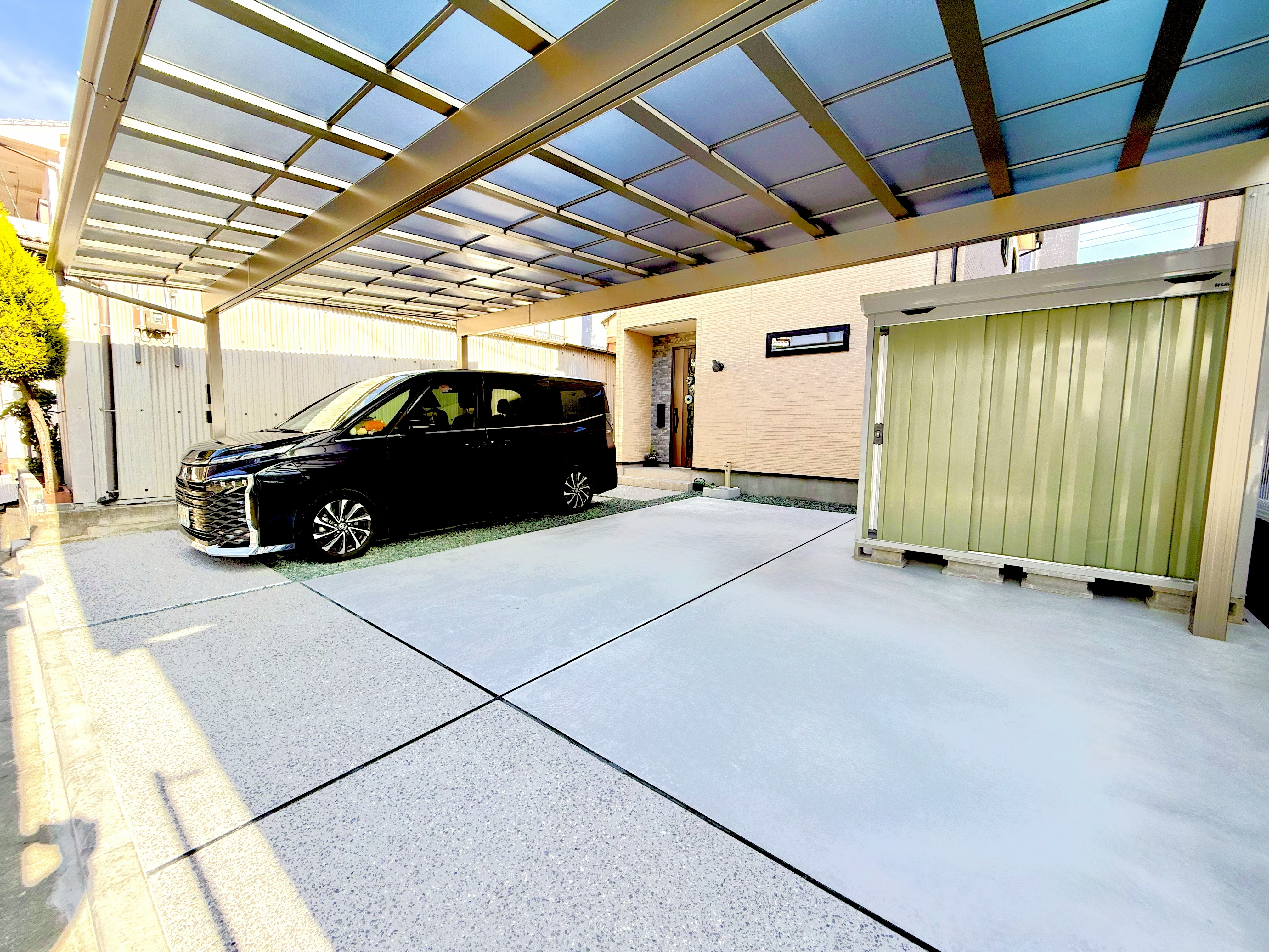 3台駐車も余裕！大型カーポートで雨の日も快適な「機能美」外構施工事例 大山硝子のブログ 写真1