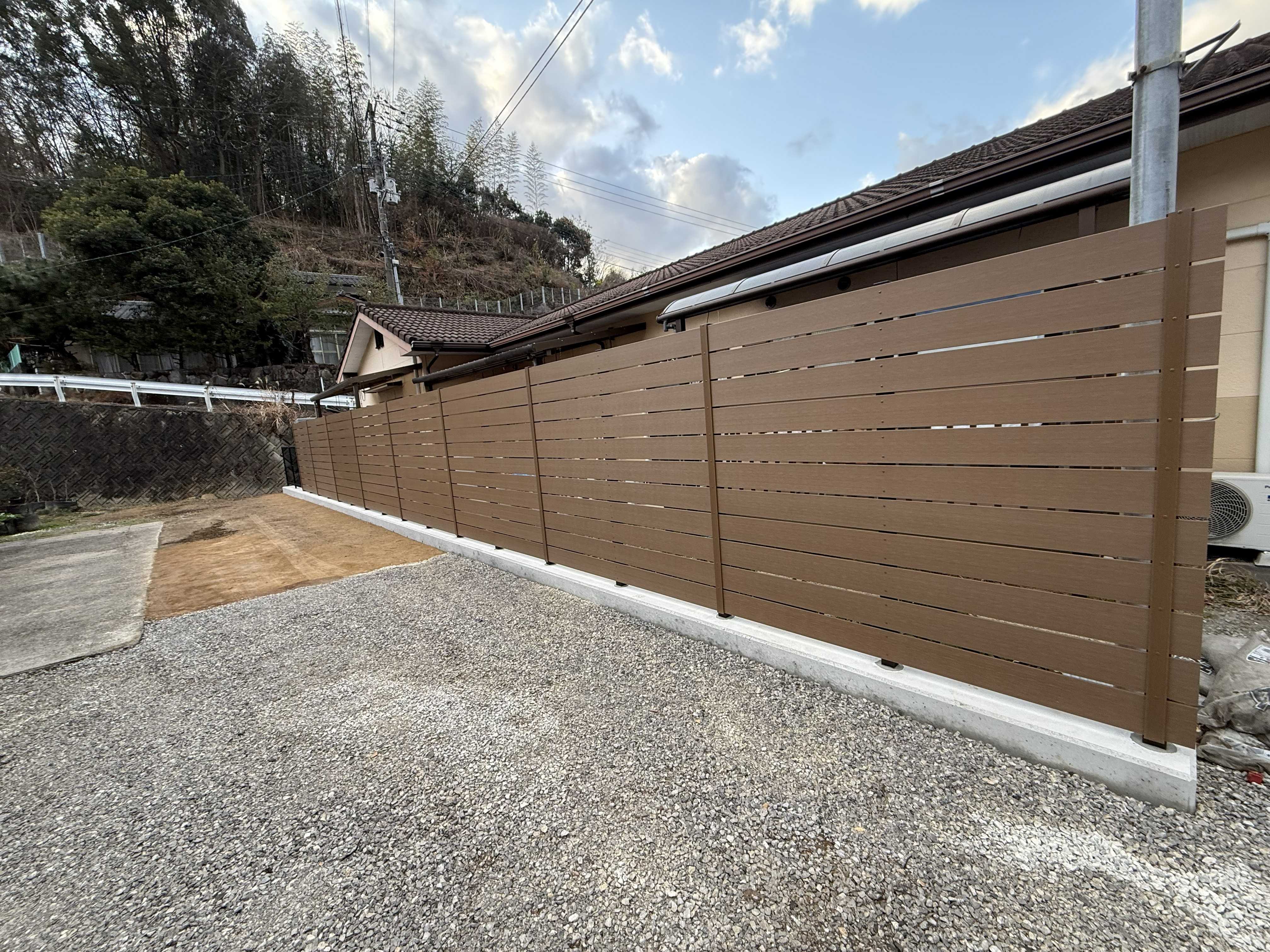 「天然木のような風合い、メンテナンスは最小限。グローベン『プラドフェンス』施工事例」 大山硝子のブログ 写真1