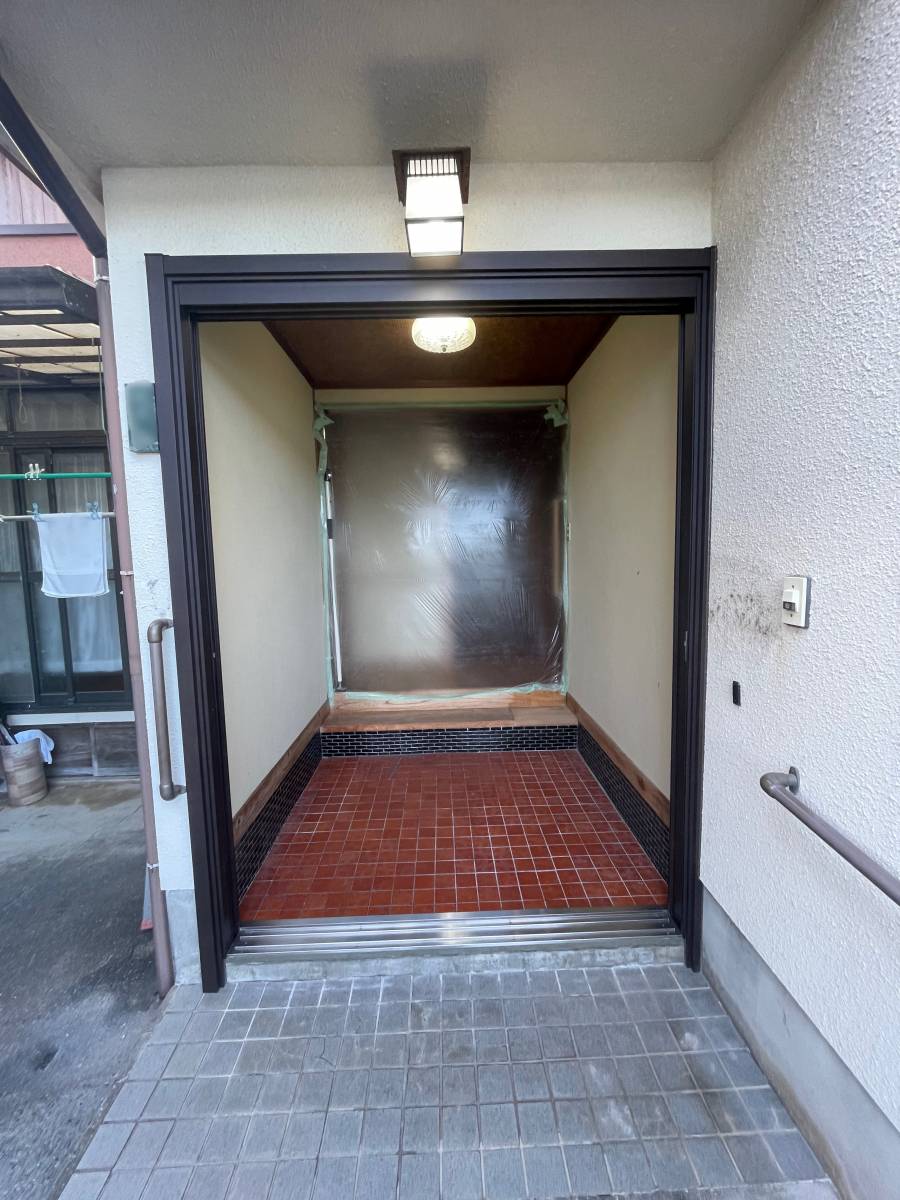 大山硝子の愛媛県西予市　玄関取替工事の施工前の写真2