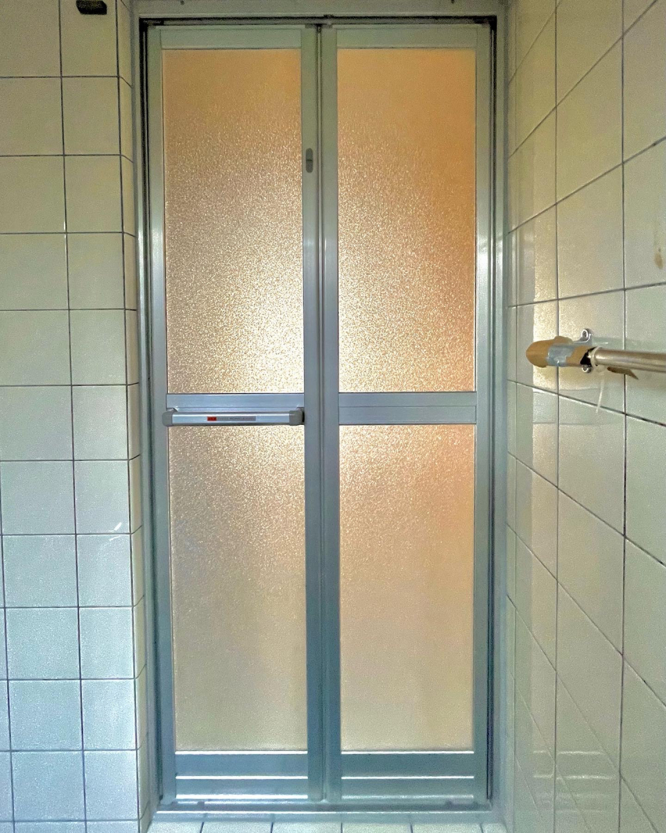 大山硝子の浴室中折れドア交換工事の施工後の写真1