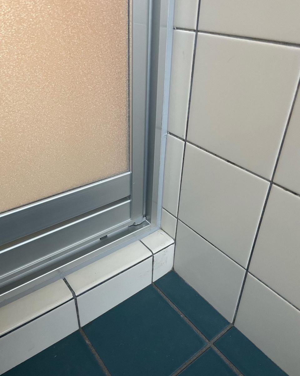 大山硝子の浴室中折れドア交換工事の施工後の写真3