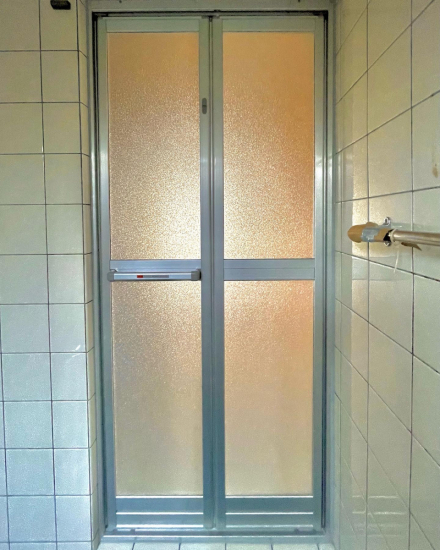 大山硝子の浴室中折れドア交換工事施工事例写真1