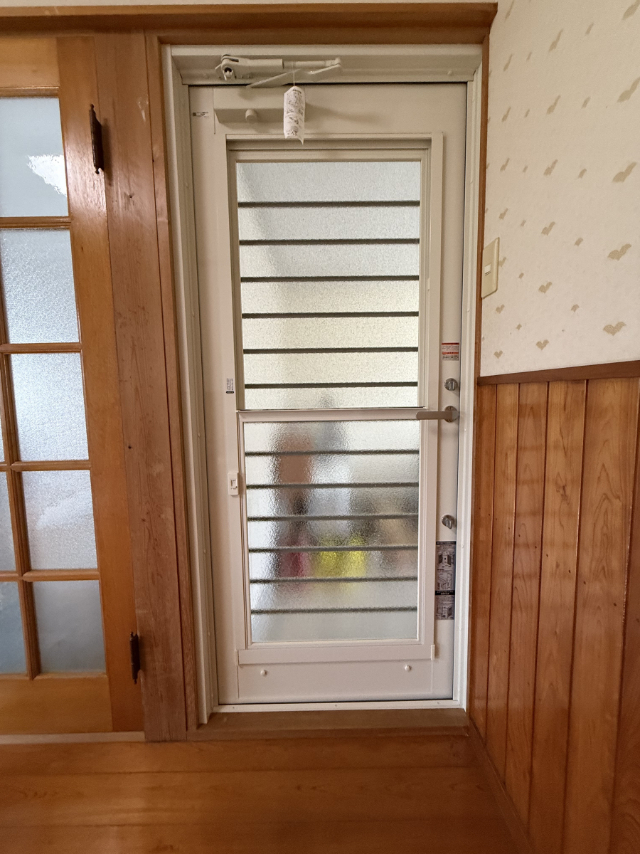 大山硝子のたった1日で快適に！風が通る勝手口ドアへ交換【LIXIL リシェント】の施工後の写真3