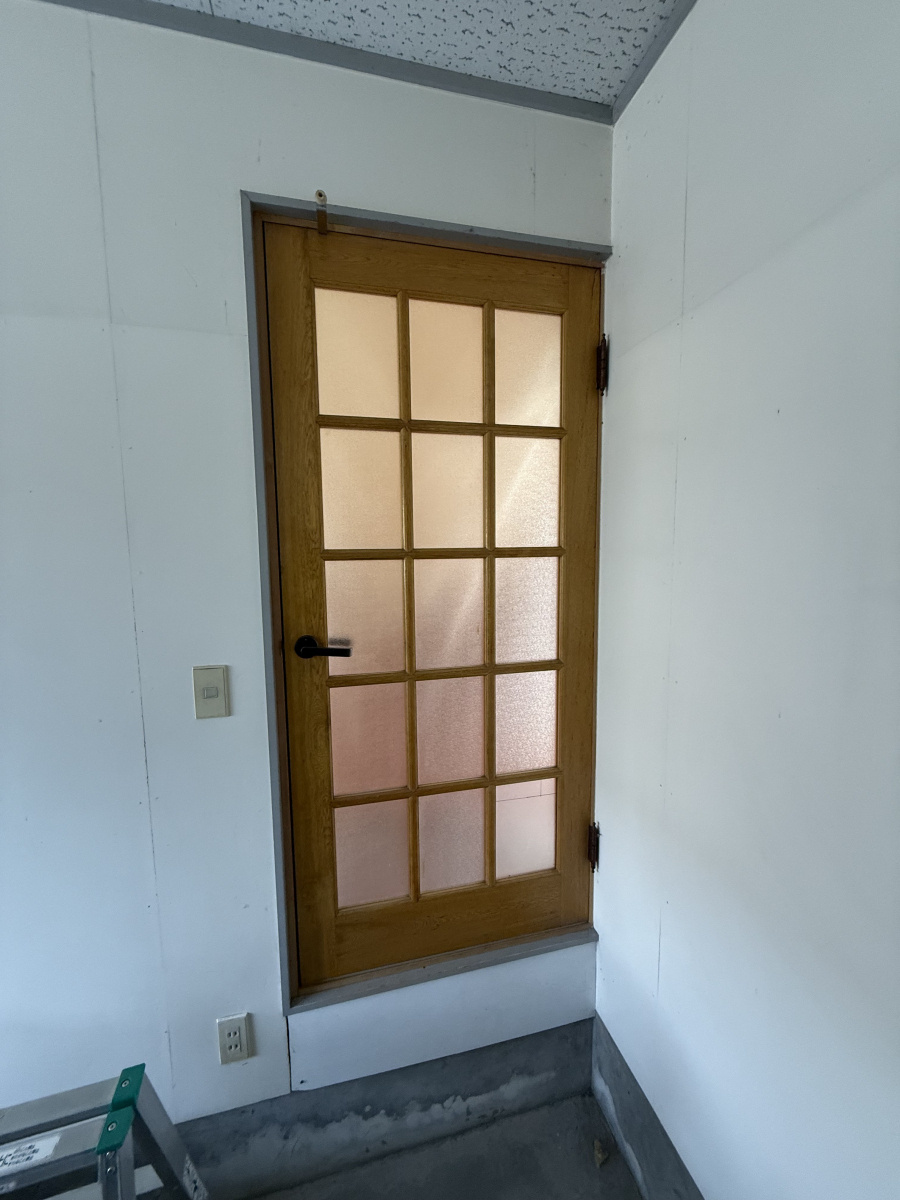 大山硝子のたった1日で快適に！風が通る勝手口ドアへ交換【LIXIL リシェント】の施工前の写真1