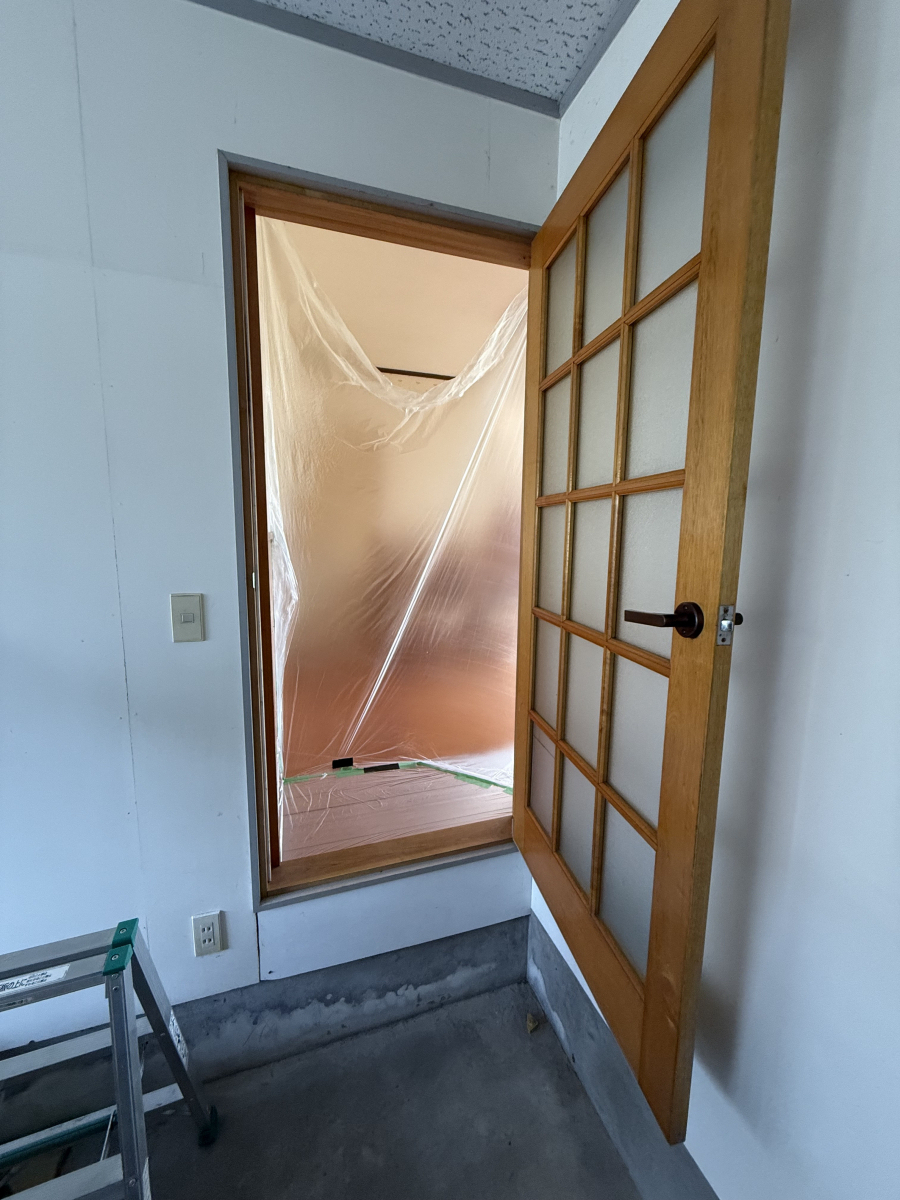 大山硝子のたった1日で快適に！風が通る勝手口ドアへ交換【LIXIL リシェント】の施工前の写真2