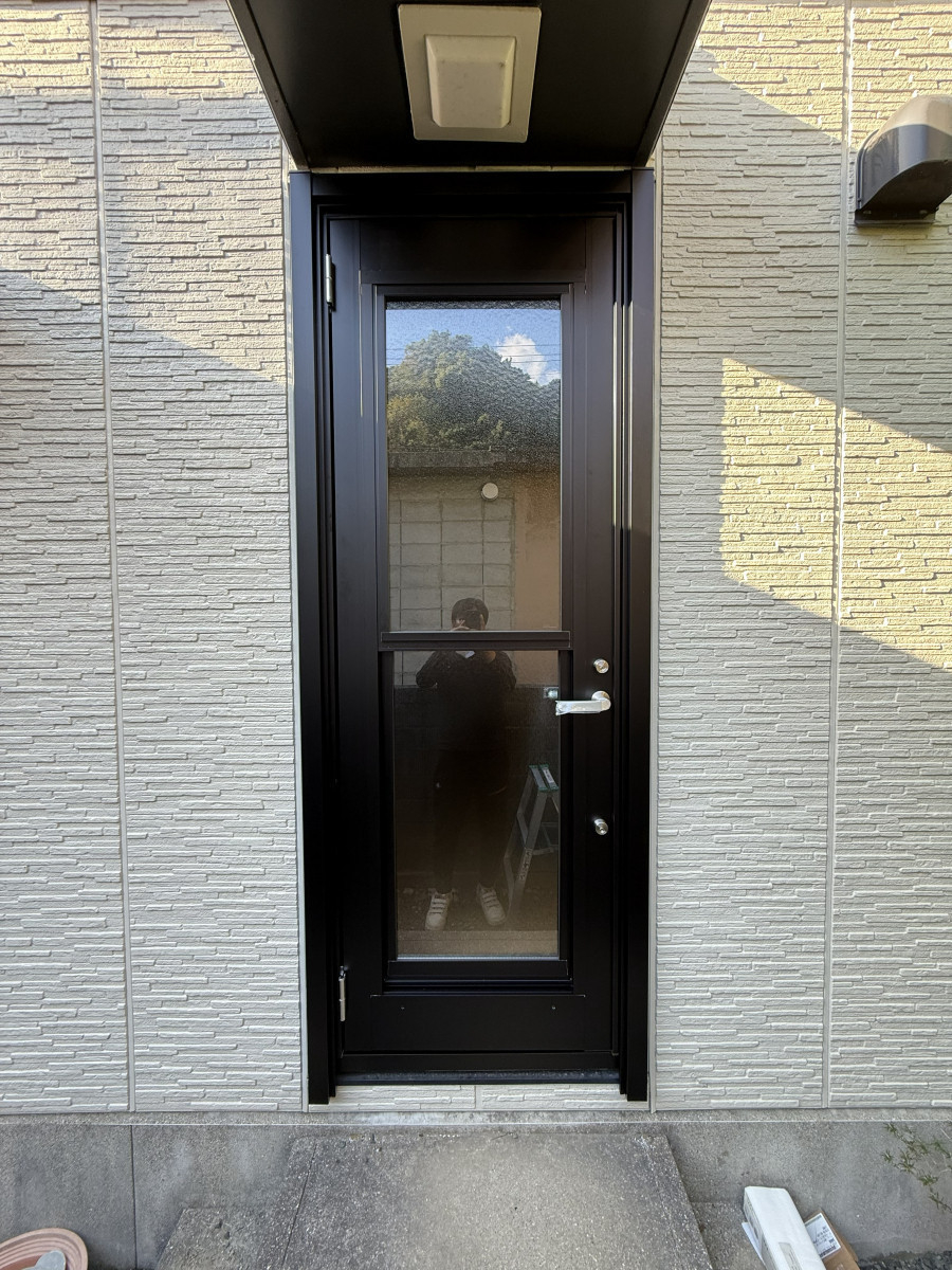 大山硝子の【八幡浜市】勝手口リフォーム｜防犯と通風を両立した最新ドアへの施工後の写真2