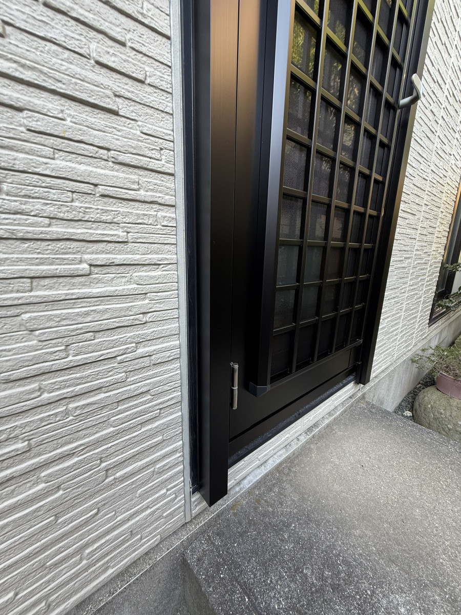 大山硝子の【八幡浜市】勝手口リフォーム｜防犯と通風を両立した最新ドアへの施工後の写真3