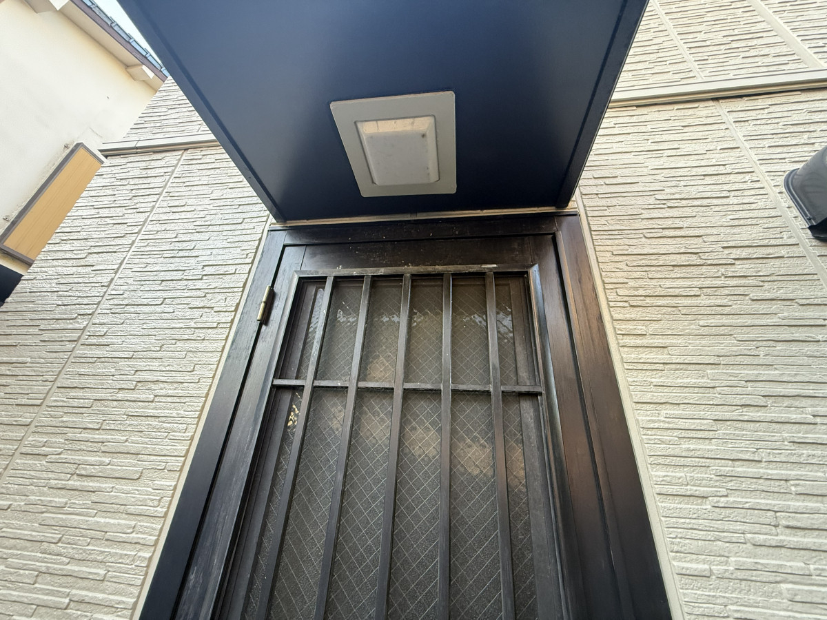 大山硝子の【八幡浜市】勝手口リフォーム｜防犯と通風を両立した最新ドアへの施工前の写真1