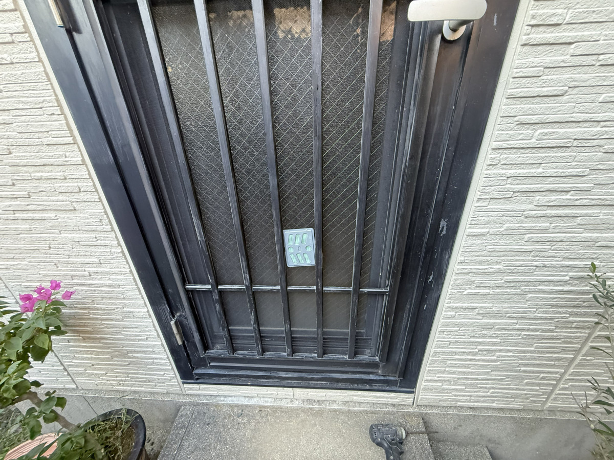 大山硝子の【八幡浜市】勝手口リフォーム｜防犯と通風を両立した最新ドアへの施工前の写真2