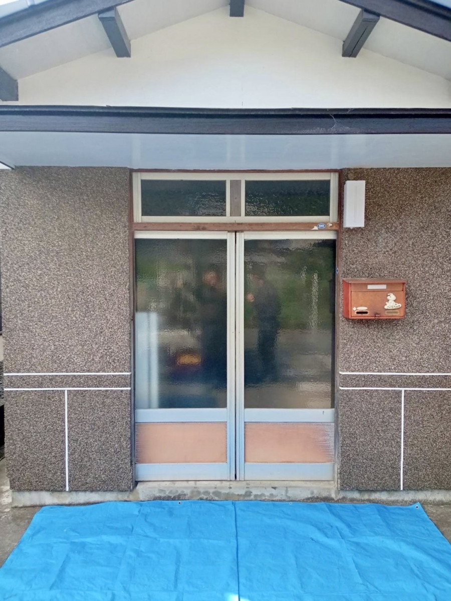 大山硝子の防犯しながら風が通る！引分け戸からLIXIL「リシェント」採風ドアへの劇的リフォームの施工前の写真1