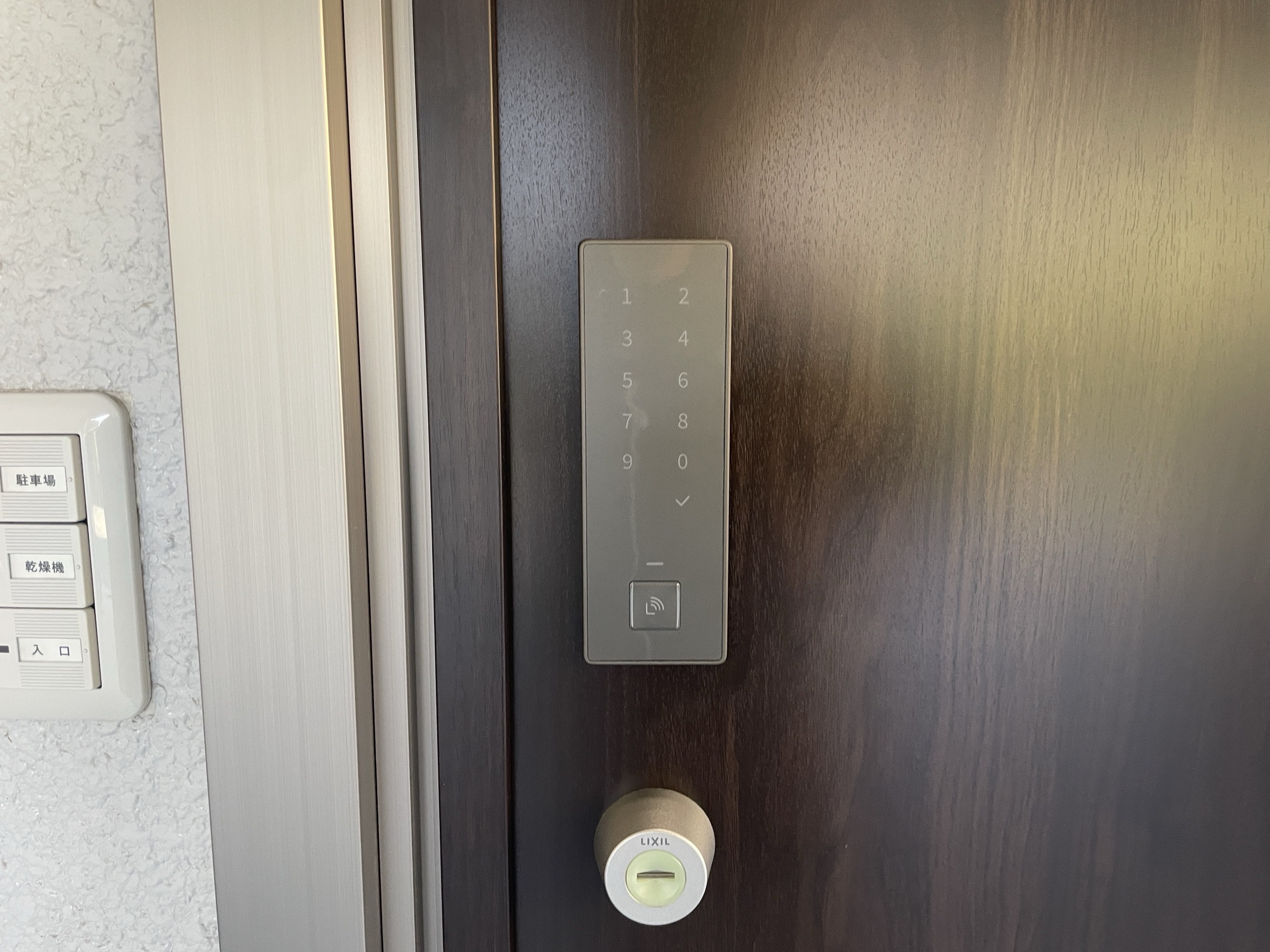 大山硝子の防犯と利便性を両立！リシェント×テンキー×防犯スリットの施工前の写真1