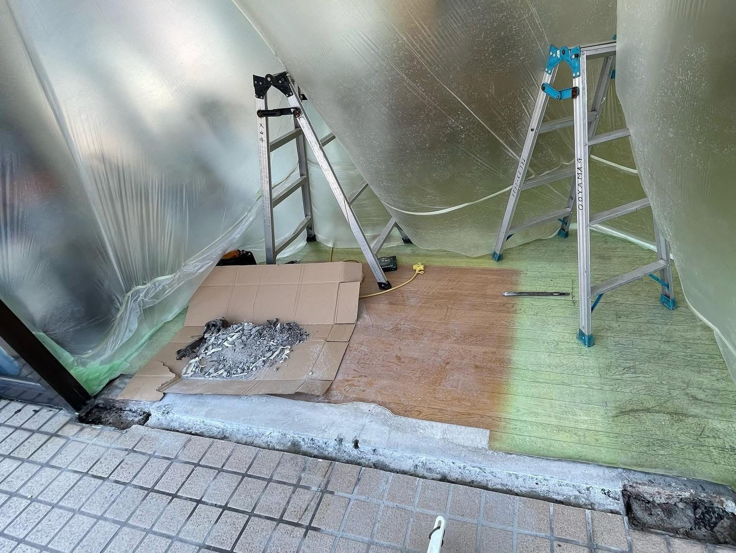 大山硝子の【店舗改修】｜重い1枚扉を「両袖ドア」へ刷新！建付け不良を解消し、軽い力で開閉スムーズにの施工前の写真2