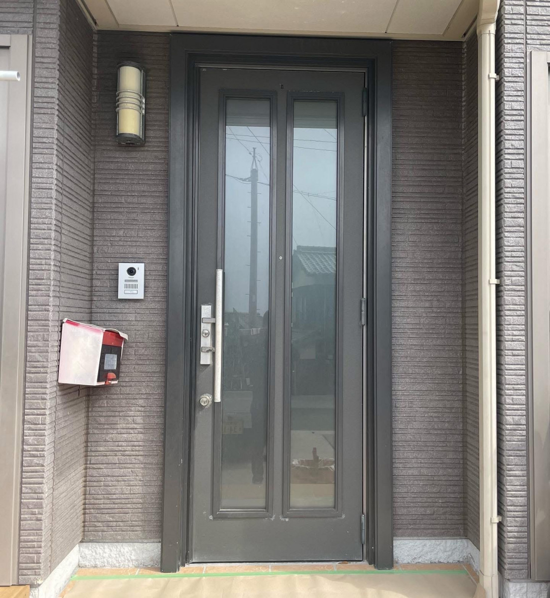 大山硝子の玄関交換で明るく快適に！採風ドアで防犯と換気を両立の施工前の写真1