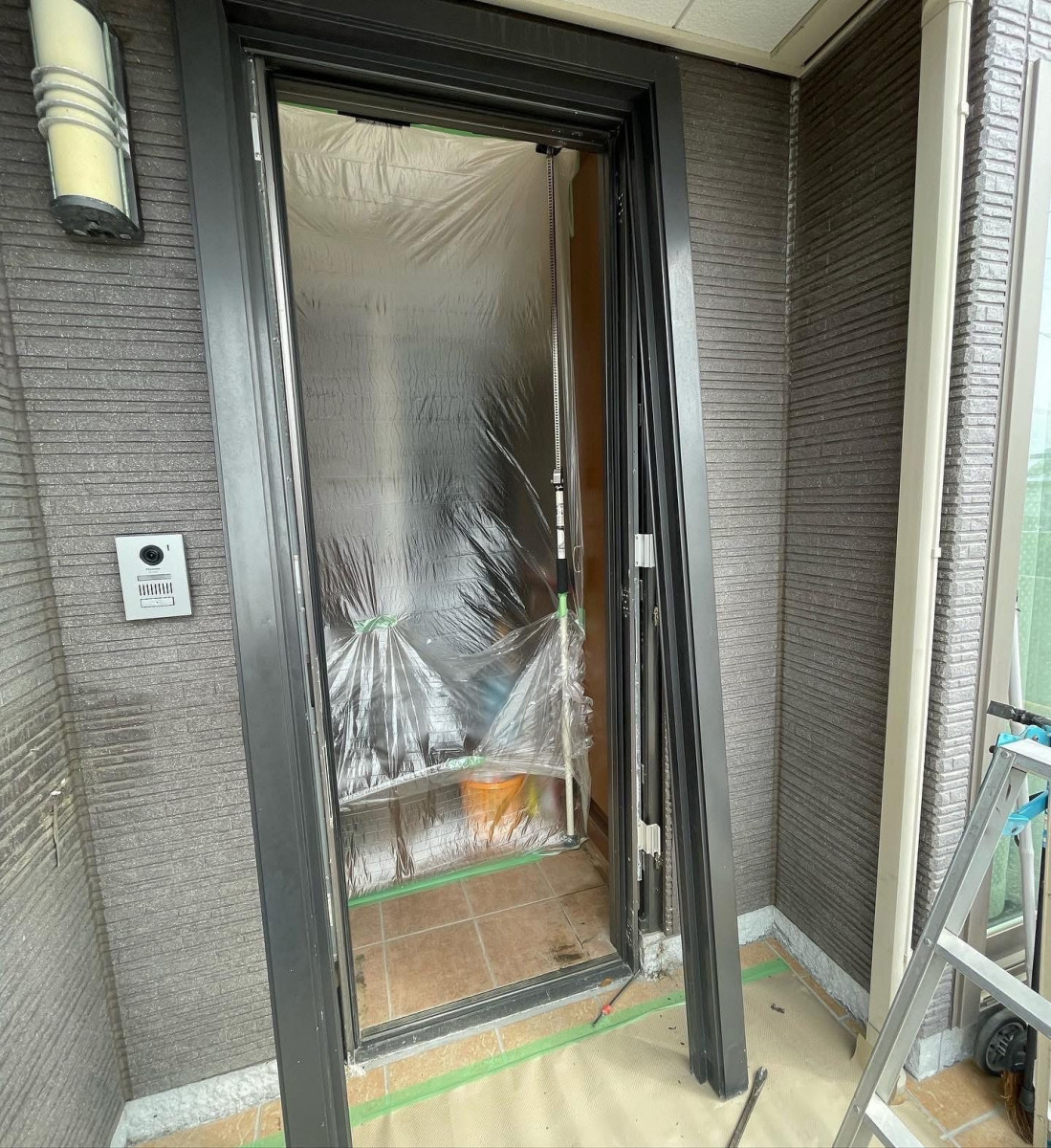 大山硝子の玄関交換で明るく快適に！採風ドアで防犯と換気を両立の施工前の写真2