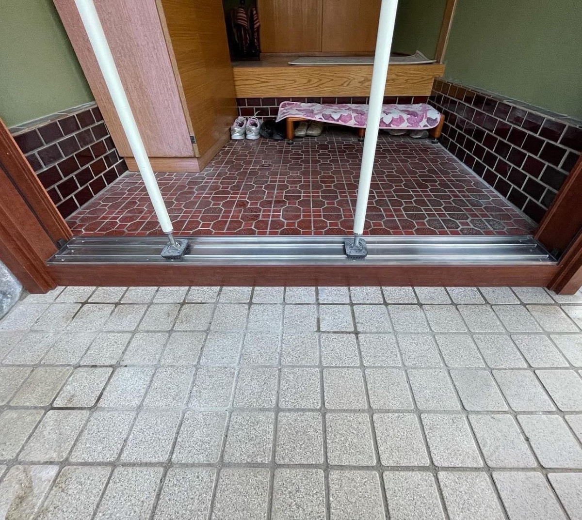 大山硝子のアルミサッシを木目調引戸へ交換！和モダンな玄関リフォームの施工後の写真2