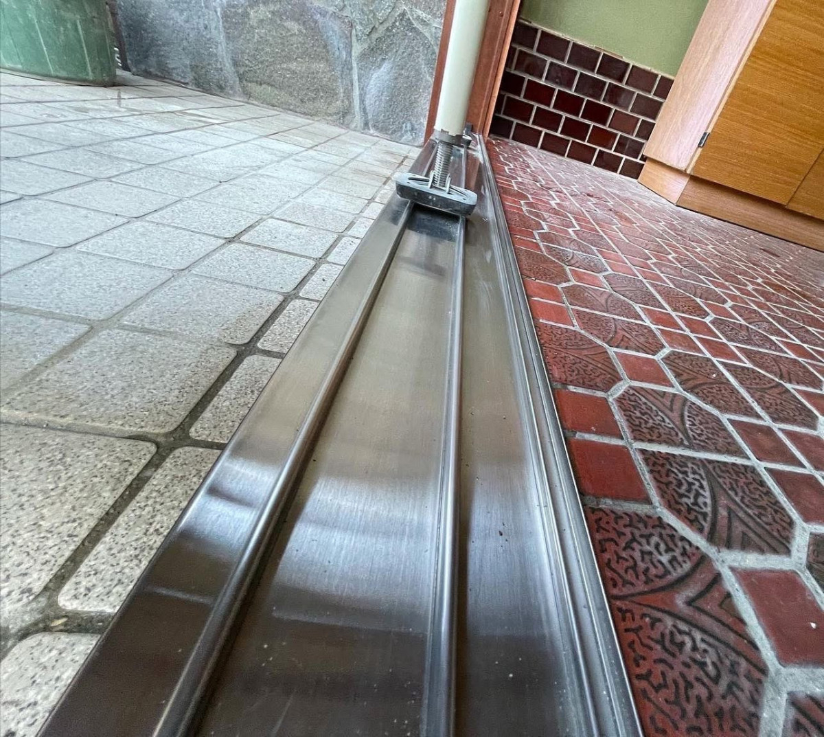 大山硝子のアルミサッシを木目調引戸へ交換！和モダンな玄関リフォームの施工後の写真3