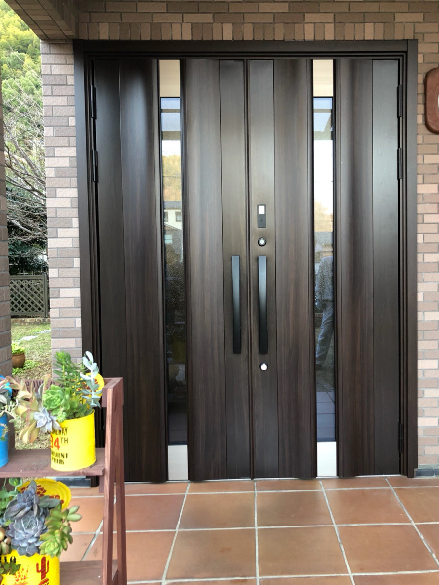 大山硝子の【八幡浜市】重厚感あふれる木目調に！LIXILリシェントで玄関を1日でリフォームの施工後の写真2