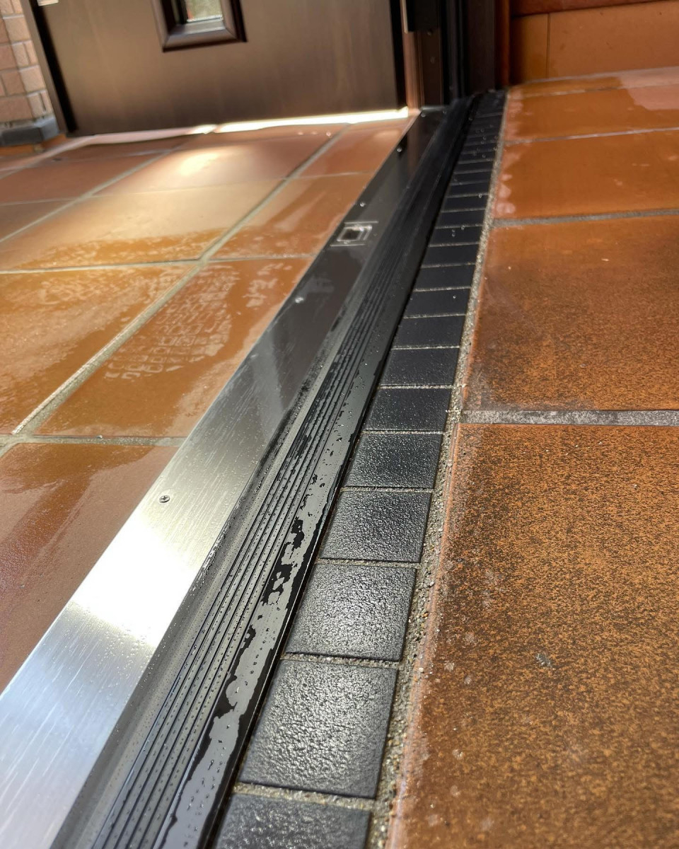 大山硝子の【八幡浜市】重厚感あふれる木目調に！LIXILリシェントで玄関を1日でリフォームの施工後の写真3