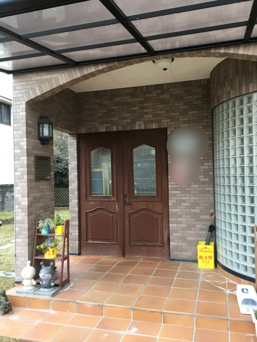 大山硝子の【八幡浜市】重厚感あふれる木目調に！LIXILリシェントで玄関を1日でリフォームの施工前の写真1