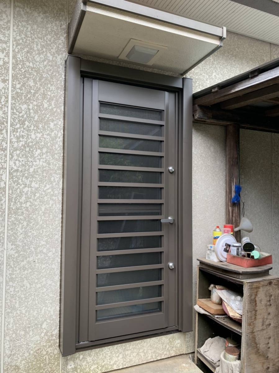 円谷トーヨー住器の勝手口ドアの入れ替えの施工後の写真1