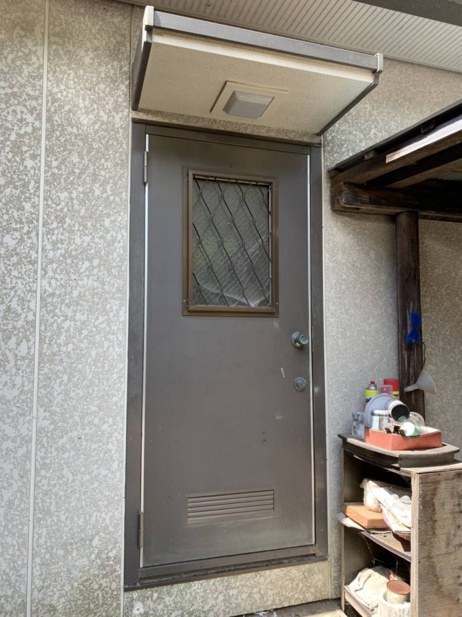 円谷トーヨー住器の勝手口ドアの入れ替えの施工前の写真1