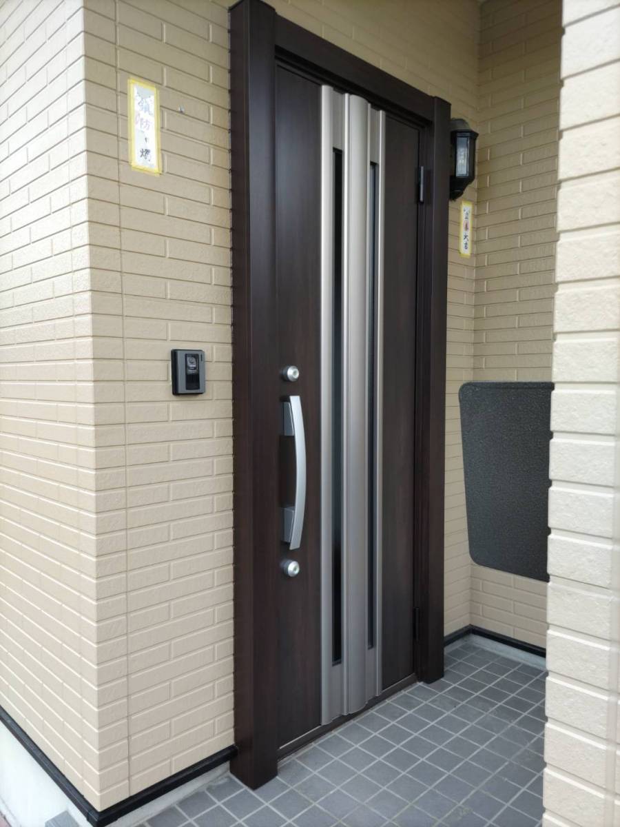円谷トーヨー住器の【1dayリフォーム】リシェント玄関ドア　取替施工の施工後の写真2