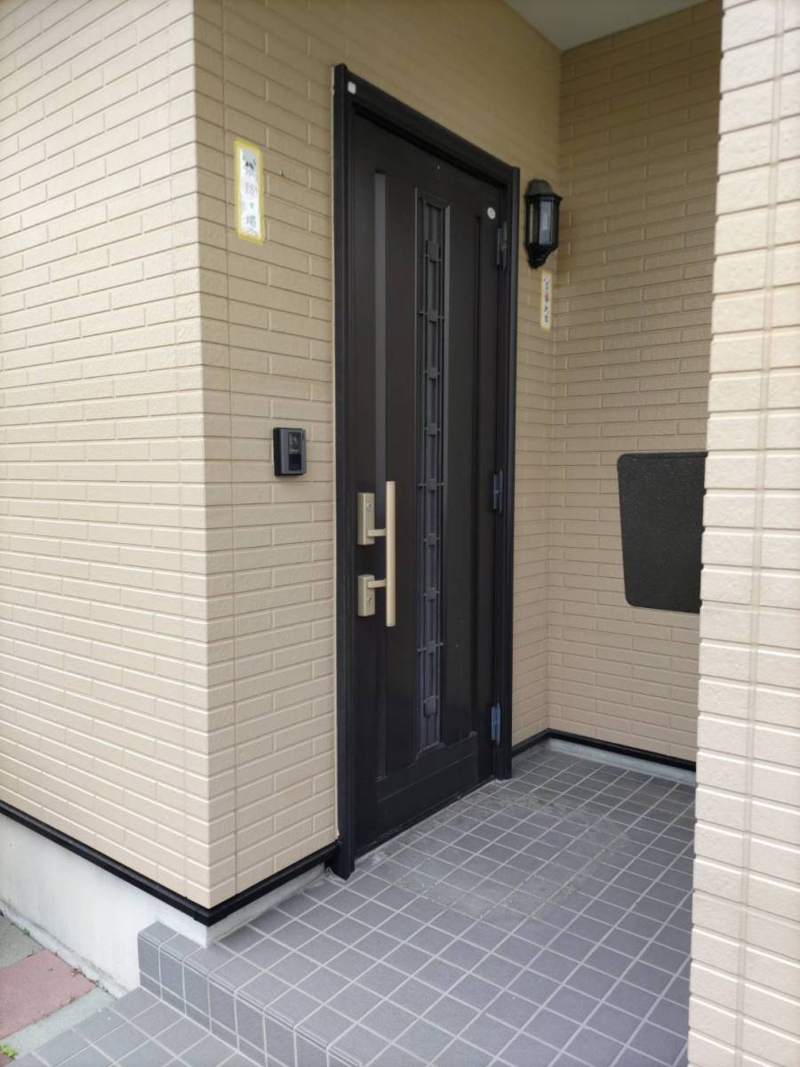 円谷トーヨー住器の【1dayリフォーム】リシェント玄関ドア　取替施工の施工前の写真2