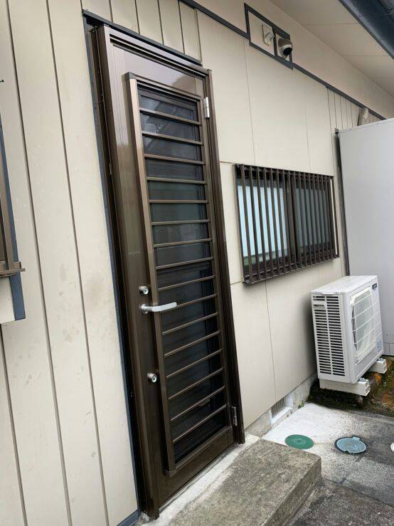 円谷トーヨー住器の勝手口ドアの入れ替えの施工後の写真1
