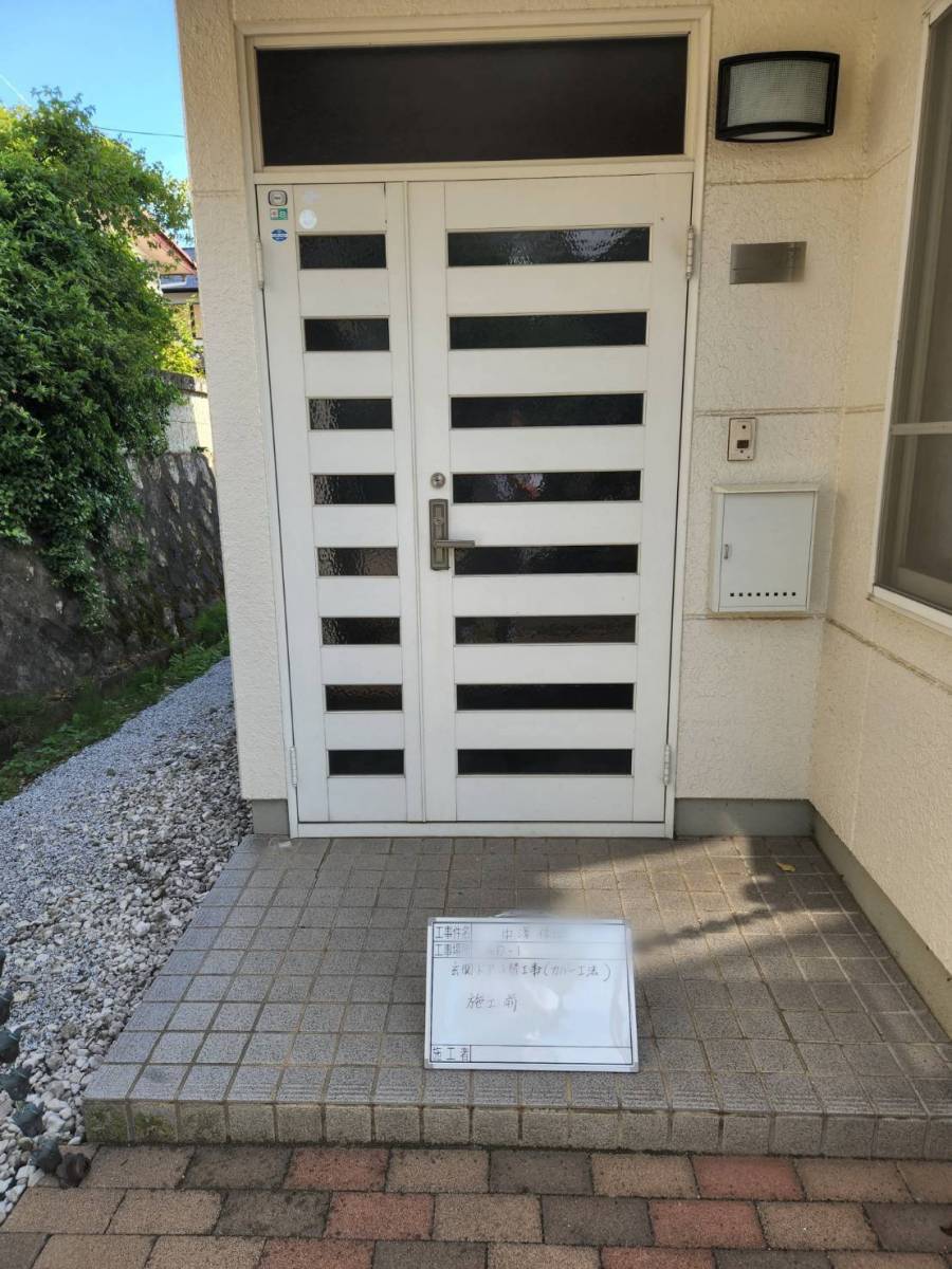 円谷トーヨー住器の玄関リフォームの施工前の写真1