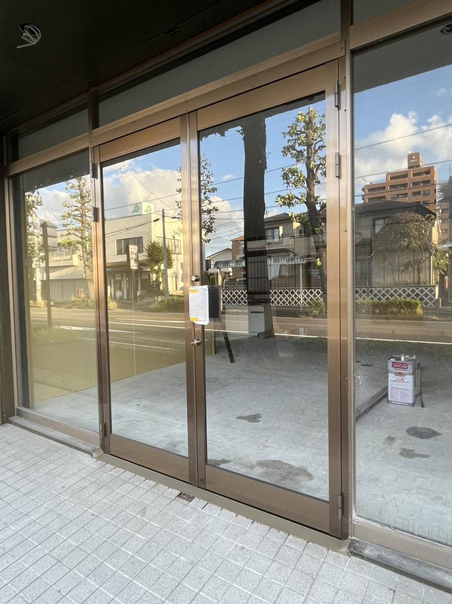 円谷トーヨー住器の店舗入口ドア　取替工事の施工後の写真1