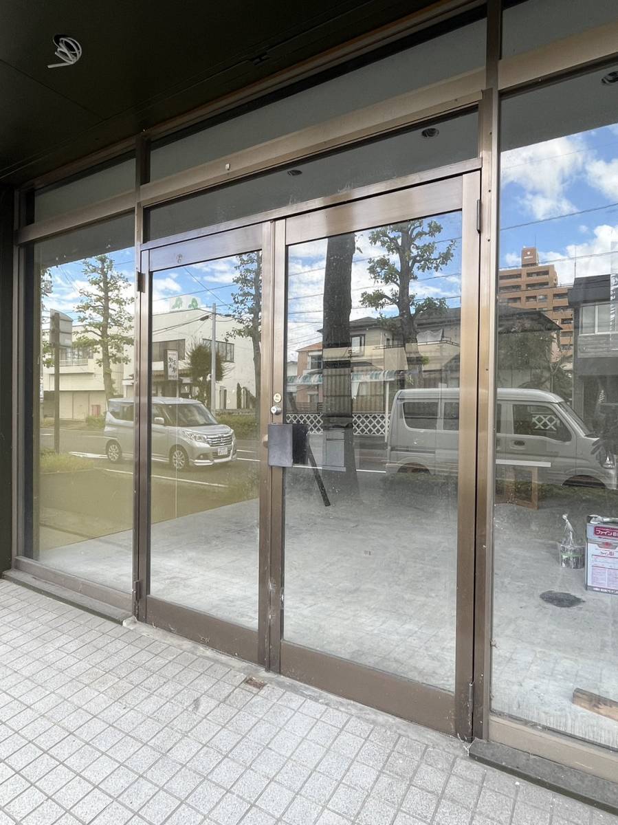 円谷トーヨー住器の店舗入口ドア　取替工事の施工前の写真1