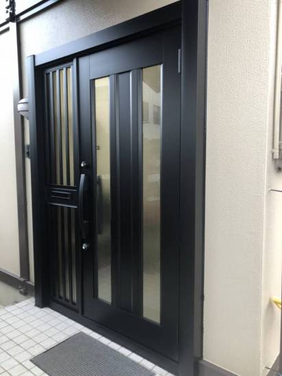 円谷トーヨー住器の玄関ドアを１日で簡単に交換致します。施工事例写真1