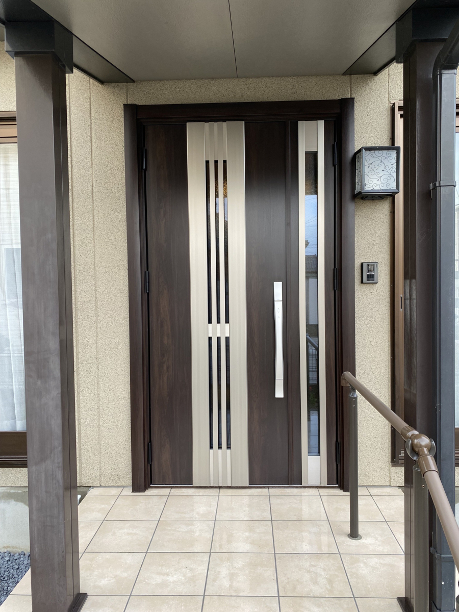 円谷トーヨー住器の玄関ドア取替＆手摺設置の施工後の写真1