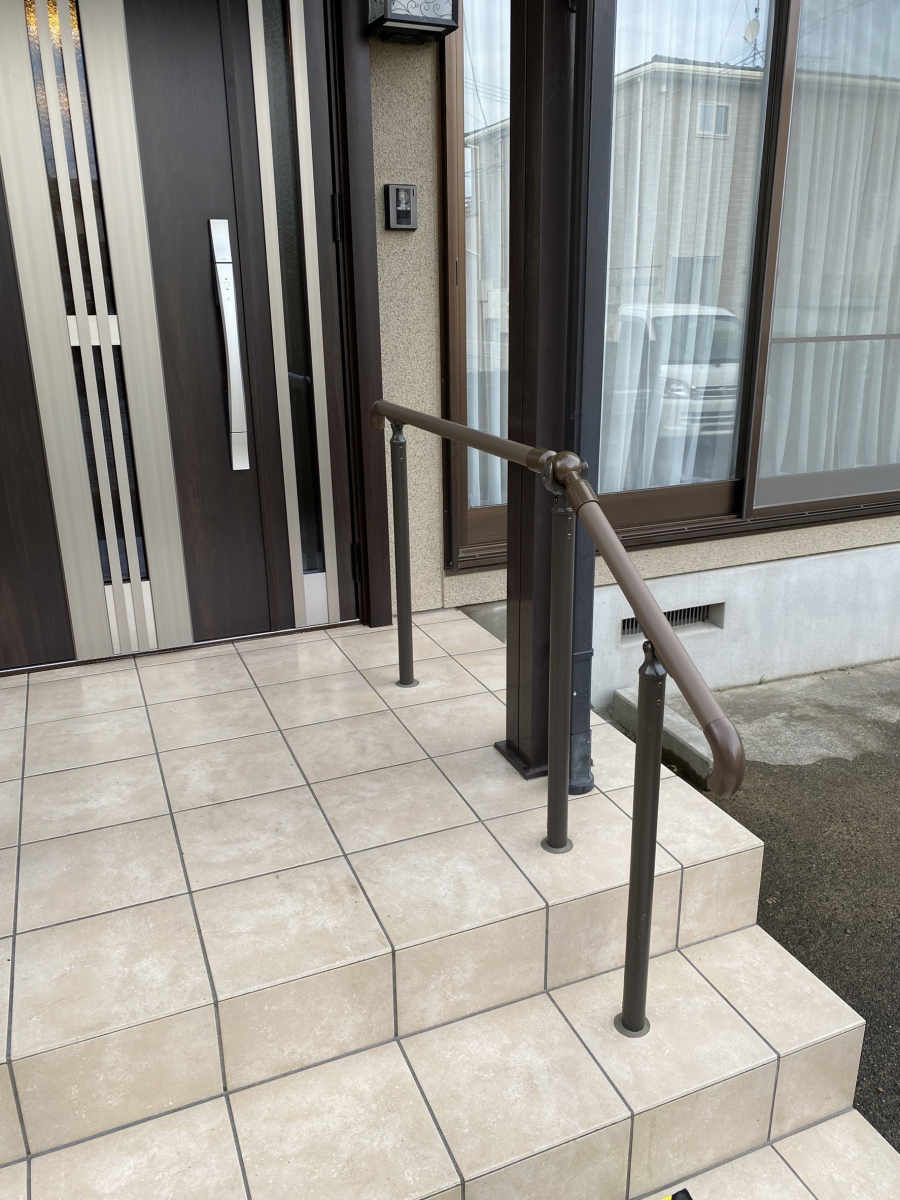 円谷トーヨー住器の玄関ドア取替＆手摺設置の施工後の写真2