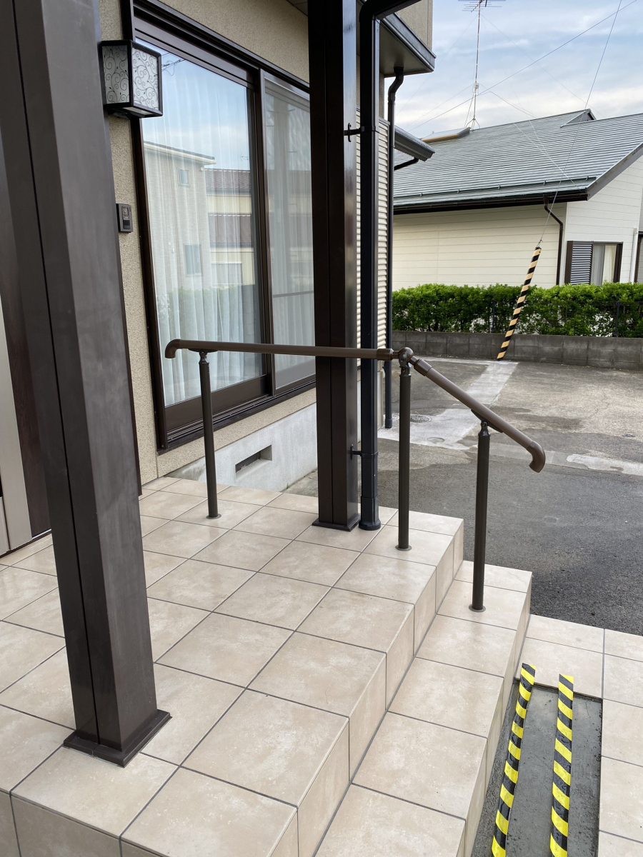 円谷トーヨー住器の玄関ドア取替＆手摺設置の施工後の写真3