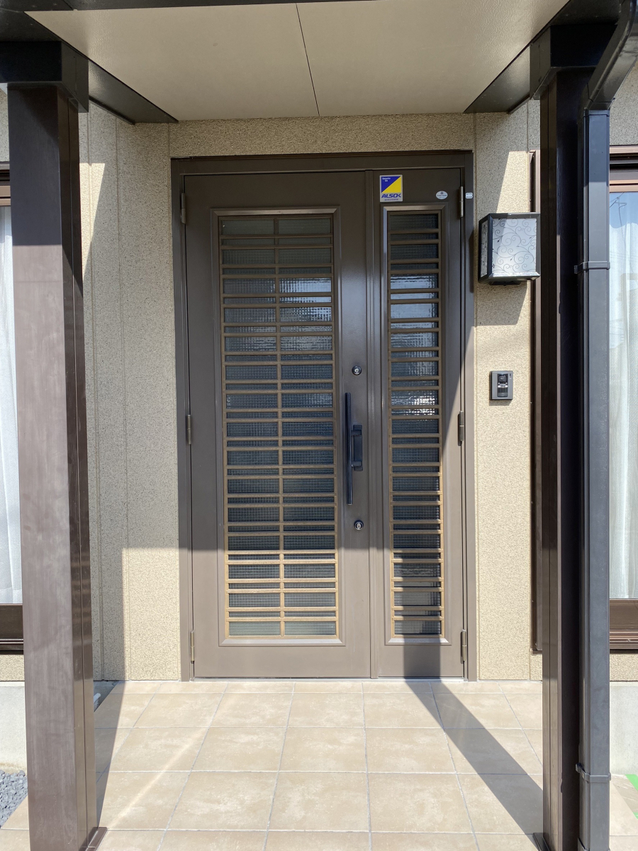 円谷トーヨー住器の玄関ドア取替＆手摺設置の施工前の写真1