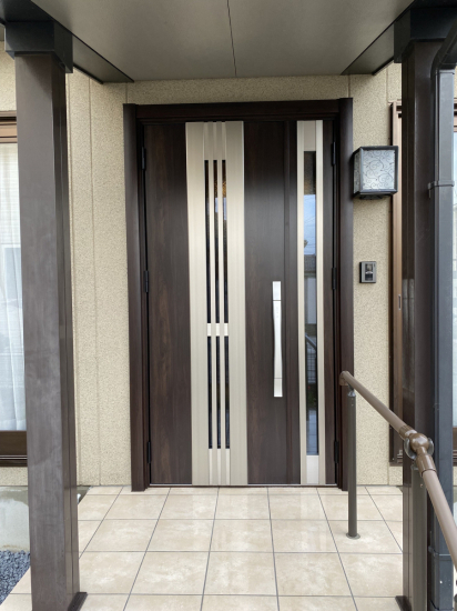 円谷トーヨー住器の玄関ドア取替＆手摺設置施工事例写真1
