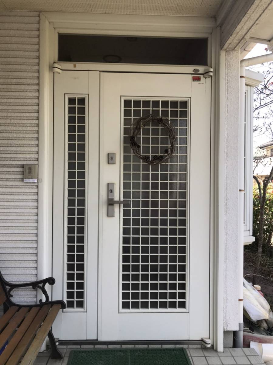 円谷トーヨー住器の玄関ドアを１日でリフォーム！の施工前の写真1