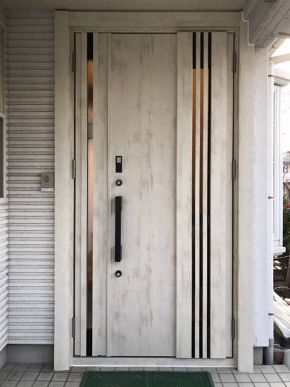 円谷トーヨー住器の玄関ドアを１日でリフォーム！施工事例写真1