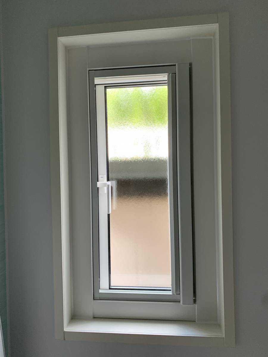 円谷トーヨー住器の浴室の窓を１日でリフォーム！の施工後の写真2