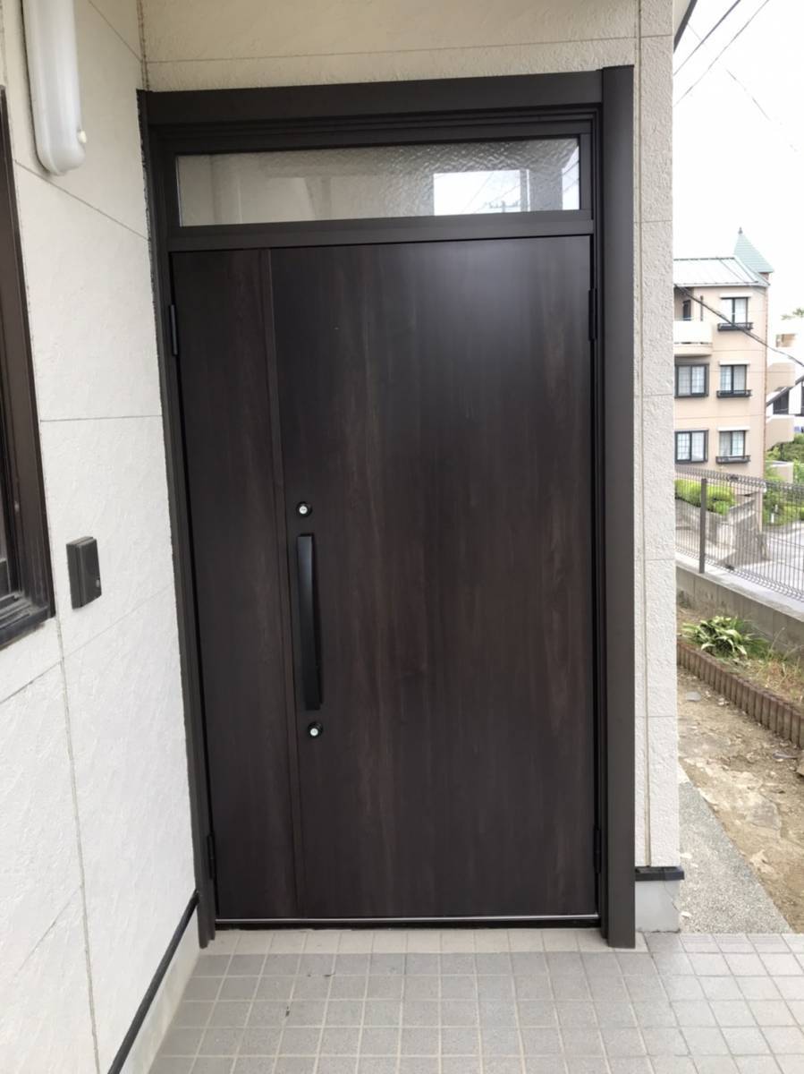 円谷トーヨー住器の玄関ドアリフォーム工事の施工後の写真1