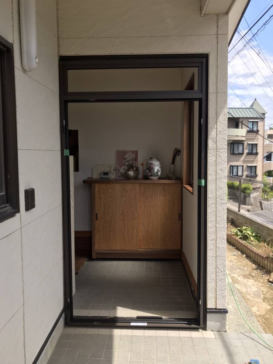 円谷トーヨー住器の玄関ドアリフォーム工事の施工後の写真2