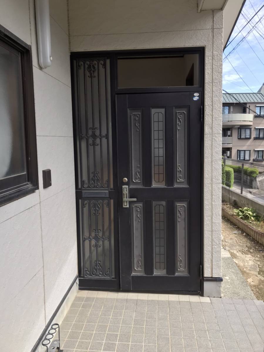 円谷トーヨー住器の玄関ドアリフォーム工事の施工前の写真1