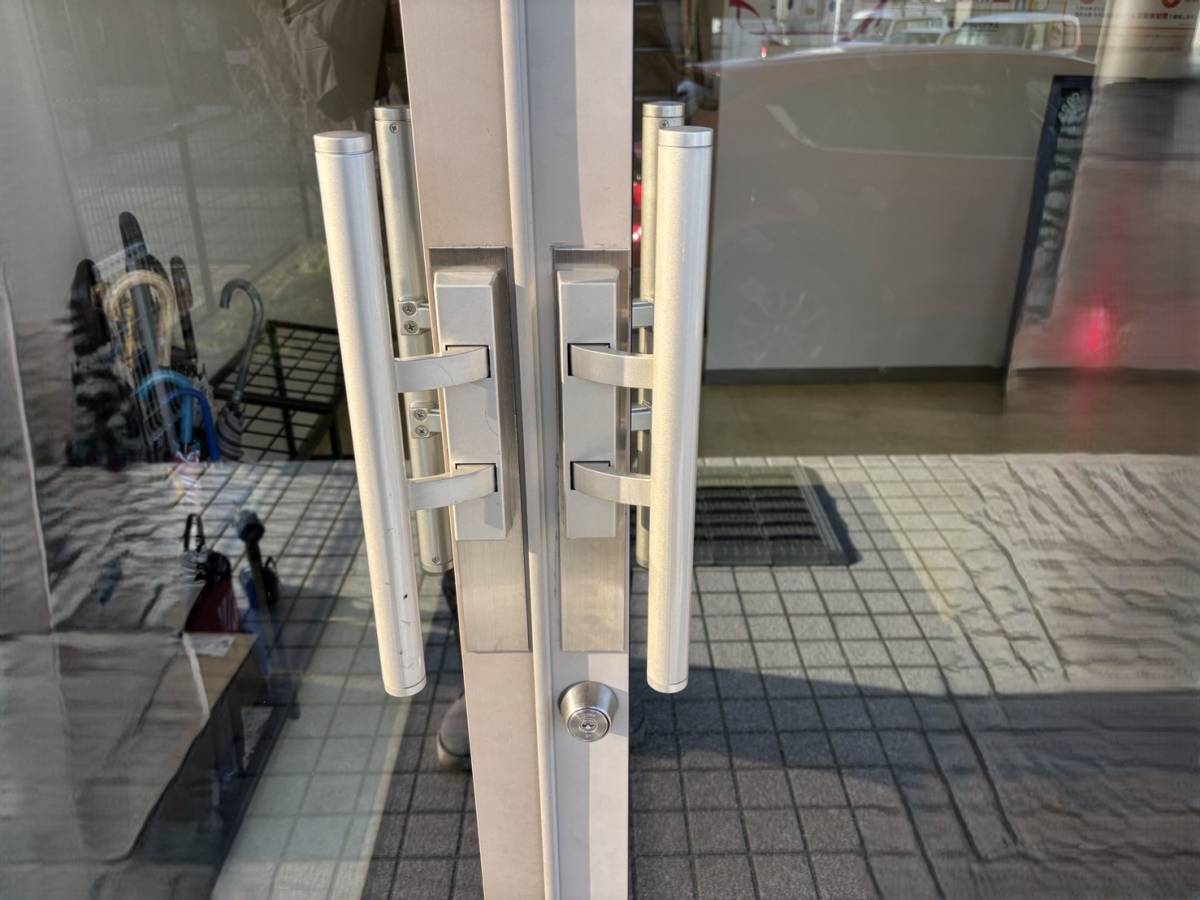 円谷トーヨー住器の店舗ドア　ハンドル交換の施工後の写真1