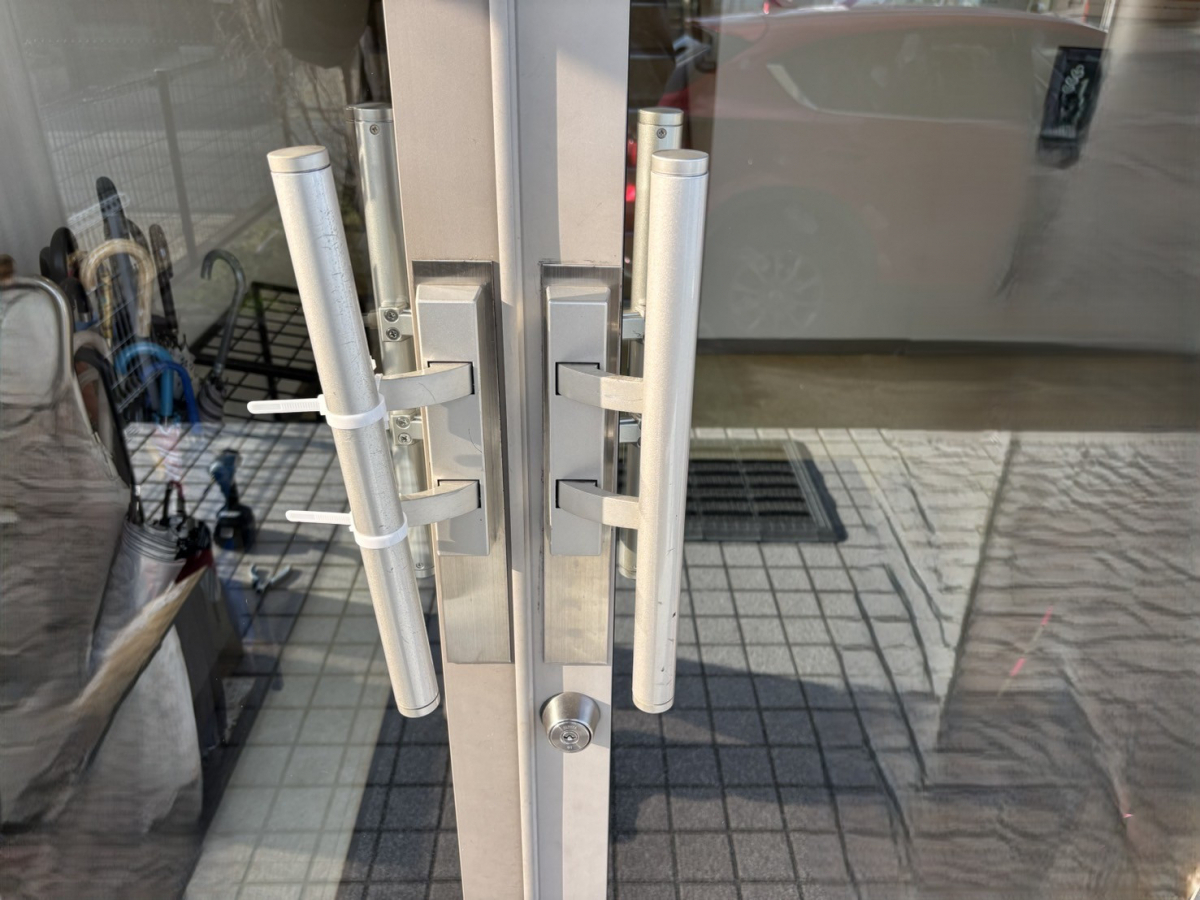 円谷トーヨー住器の店舗ドア　ハンドル交換の施工前の写真1